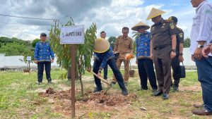Pj Bupati OKU Tanam Pohon Durian Sebagai Kenang-Kenangan di Kantor Kejari OKU