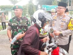 Sinergitas TNI-Polri dan Masyarakat Terjalin Lewat Pembagian Takjil di OKU