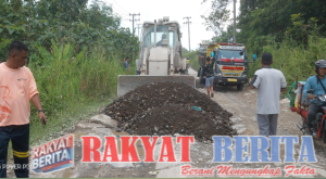 Jalan Cor Batu Kuning Rusak Parah, Warga dan PT Semen Baturaja Lakukan Perbaikan Swadaya
