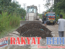 Jalan Cor Batu Kuning Rusak Parah, Warga dan PT Semen Baturaja Lakukan Perbaikan Swadaya