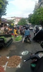 Pedagang Kuasai Bahu Jalan, Jalan Akmal Baturaja Jadi Titik Macet