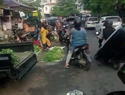 Pedagang Kuasai Bahu Jalan, Jalan Akmal Baturaja Jadi Titik Macet