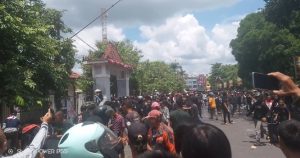 Demonstrasi di Depan DPRD OKU Berakhir Ricuh, Polisi Tembakkan Gas Air Mata ‎
