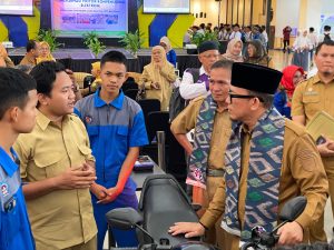 ‎SMK N 3 OKU Ubah Motor Bensin Jadi Motor Listrik, Bupati Teddy Apresiasi Inovasi Anak Daerah