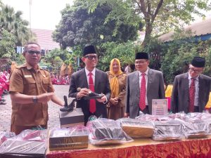 ‎Janji Jadi Bukti! Bupati OKU Bagikan 6.262 Paket Seragam Sekolah Gratis ke Seluruh Kecamatan ‎