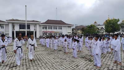 Meriah! 300 Atlet Taekwondo Se-OKU Naik Tingkat di Halaman Kantor Bupati ‎