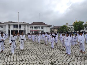 Meriah! 300 Atlet Taekwondo Se-OKU Naik Tingkat di Halaman Kantor Bupati ‎