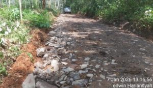 ‎Batu Bercampur Tanah, Proyek Peningkatan Jalan Gunung Meraksa Diduga Sarat Penyimpangan