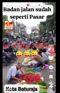 ‎Jalan Akmal Baturaja Disulap Jadi Pasar di Atas Aspal, Dikecam Netizen : Di Mana Penegakan Perda?
