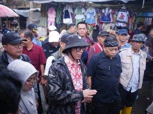 ‎Bupati OKU Tinjau Pasar di Tengah Hujan, Pastikan Stok Sembako Aman Jelang Ramadan
