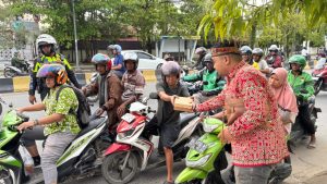 ‎Aksi Sosial Pemuda Dayak Banjarmasin, Apri Wilianto Bagikan Nasi Kotak Takjil Gratis