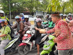 ‎Aksi Sosial Pemuda Dayak Banjarmasin, Apri Wilianto Bagikan Nasi Kotak Takjil Gratis