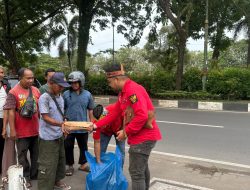 ‎Apri Wilianto Tebar Berkah Ramadhan, Bagikan Nasi Kotak di Masjid Sabilal
