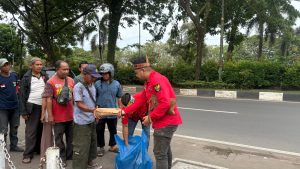 ‎Apri Wilianto Tebar Berkah Ramadhan, Bagikan Nasi Kotak di Masjid Sabilal