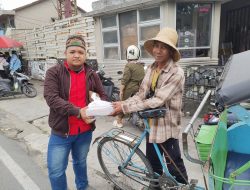 ‎Apri Wilianto Bagikan 120 Nasi Kotak Gratis di Depan Kodim Banjarmasin ‎
