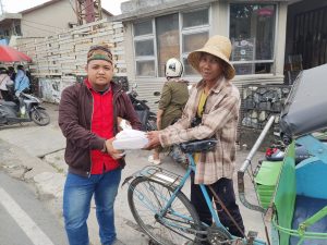 ‎Apri Wilianto Bagikan 120 Nasi Kotak Gratis di Depan Kodim Banjarmasin ‎