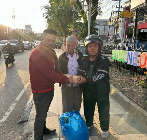 Apri Wilianto Kembali Berbagi, 200 Nasi Kotak Dibagikan untuk Warga di Jalan A. Yani Banjarmasin