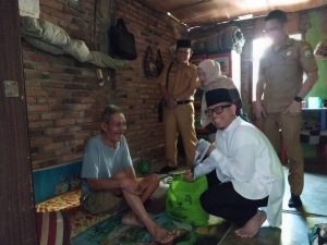 ‎Aksi Nyata Bupati OKU, Kunjungi Warga Sakit di Air Paoh ‎