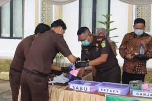 ‎Kejari OKU Musnahkan BB 59 Perkara, Narkoba Hingga Senpi Dilenyapkan