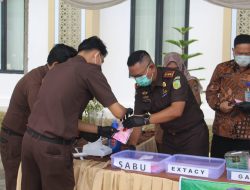 ‎Kejari OKU Musnahkan BB 59 Perkara, Narkoba Hingga Senpi Dilenyapkan