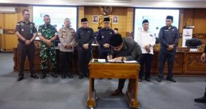 Ketua DPRD OKU, H Sahril Elmi menandatangi pembentukan Prolegda 2026
