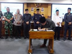 Ketua DPRD OKU, H Sahril Elmi menandatangi pembentukan Prolegda 2026