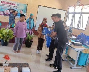 ‎Cegah Pernikahan Dini, Wako Pagar Alam Bantu Perlengkapan Siswa
