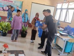 ‎Cegah Pernikahan Dini, Wako Pagar Alam Bantu Perlengkapan Siswa