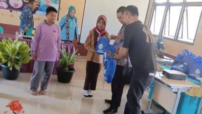 ‎Cegah Pernikahan Dini, Wako Pagar Alam Bantu Perlengkapan Siswa