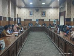 ‎RDP DPRD OKU Memanas! Pedagang Pasar Pucok Tolak Denda Kios, Perumda Tetap Kukuh pada Perda ‎