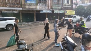 ‎Jumat Bersih Pasar Lama, Karyawan dan Pedagang Kompak Percantik Kawasan Warsito ‎